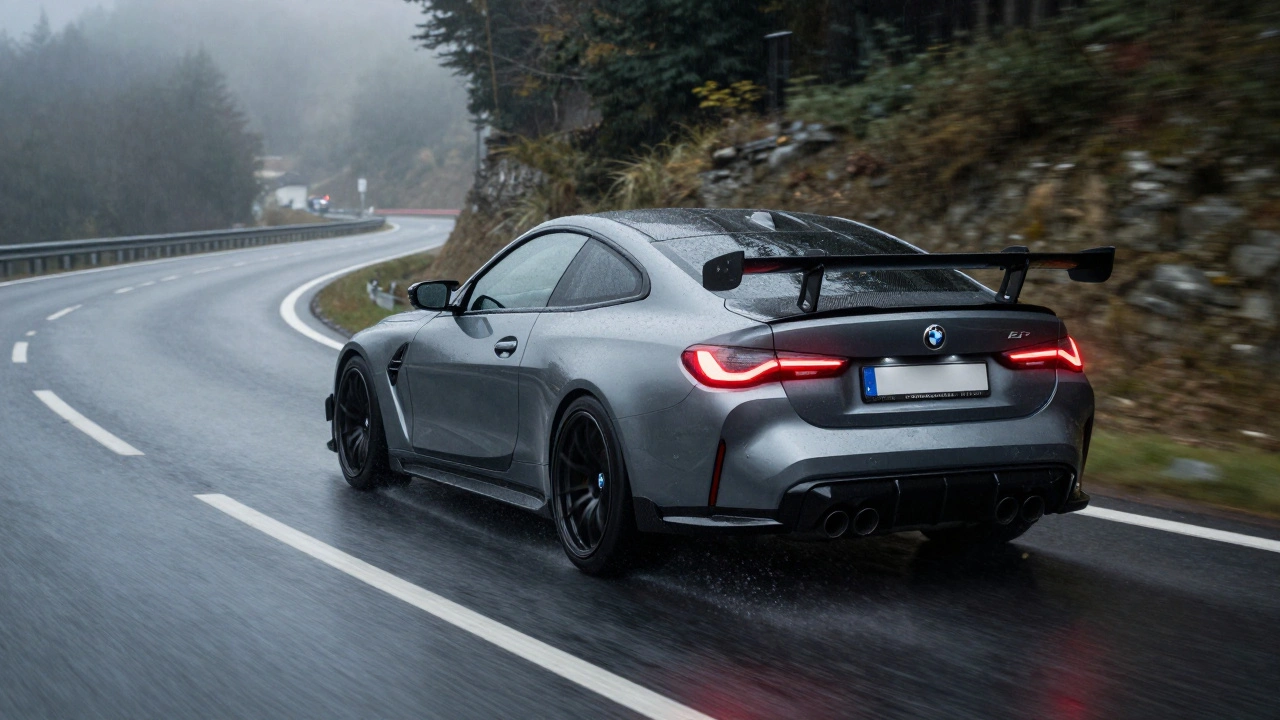 Moderní BMW M4 v zatáčce na mokré silnici s prskajícími vodními skvrnami